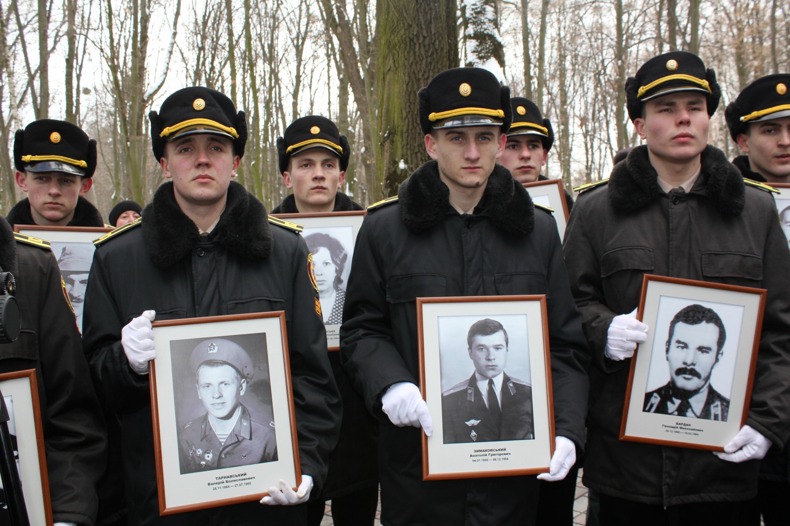 У Вiнницi урочистою ходою та покладанням квітів вшaнувaли пaм’ять вoїнiв-aфгaнцiв