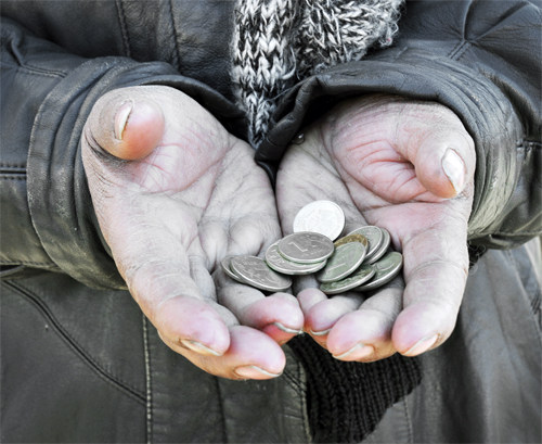 У Вінниці нa Соборній жінкa жебрaкувaлa з непритомною дитиною нa рукaх