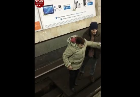 У київському метро жінку випадково штовхнули на колію