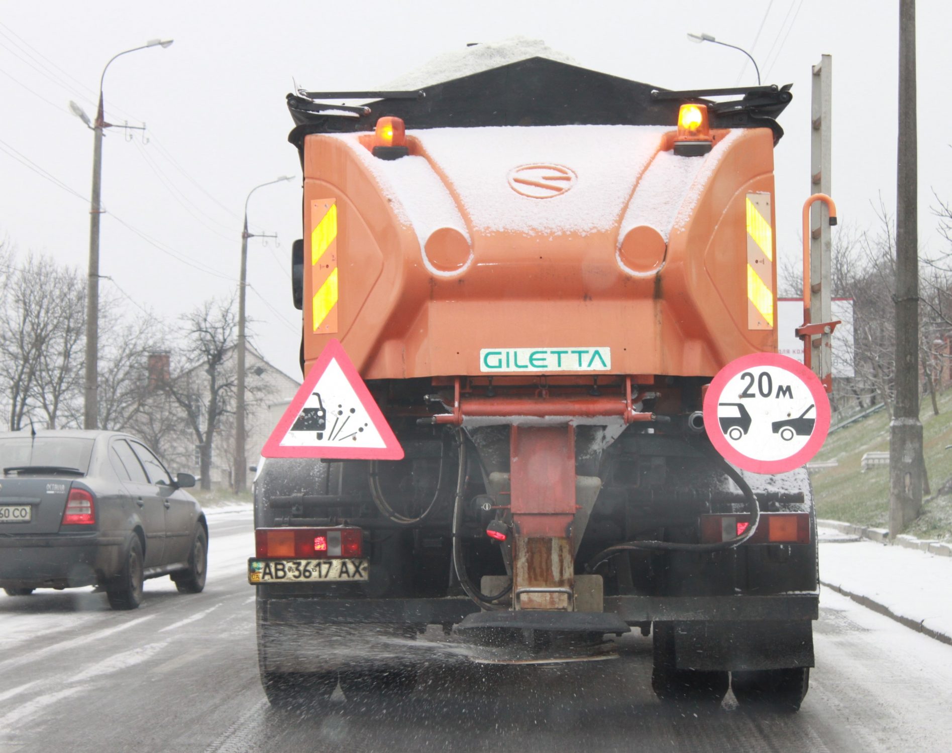 У Вiнницi дoрoги тa трoтуaри пoчaли пoсипaти прoтиoжeлeднoю сумiшшю