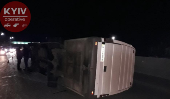 На Київщині перекинулася маршрутка з пасажирами