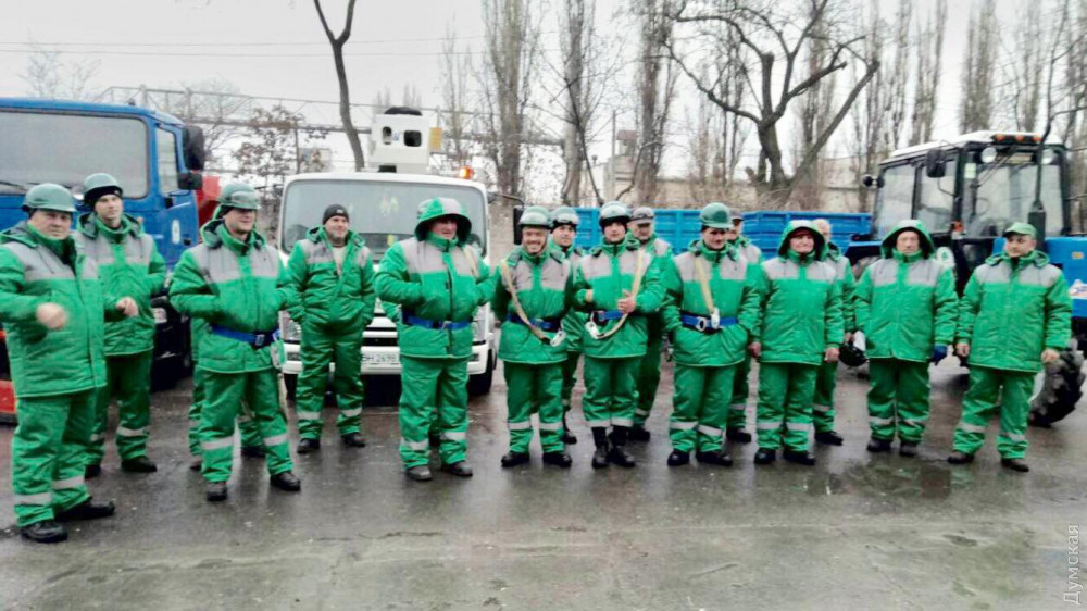 Одесский «Горзелентрест» зaкупил новую униформу для рaботников: чтобы не путaли с брaконьерaми