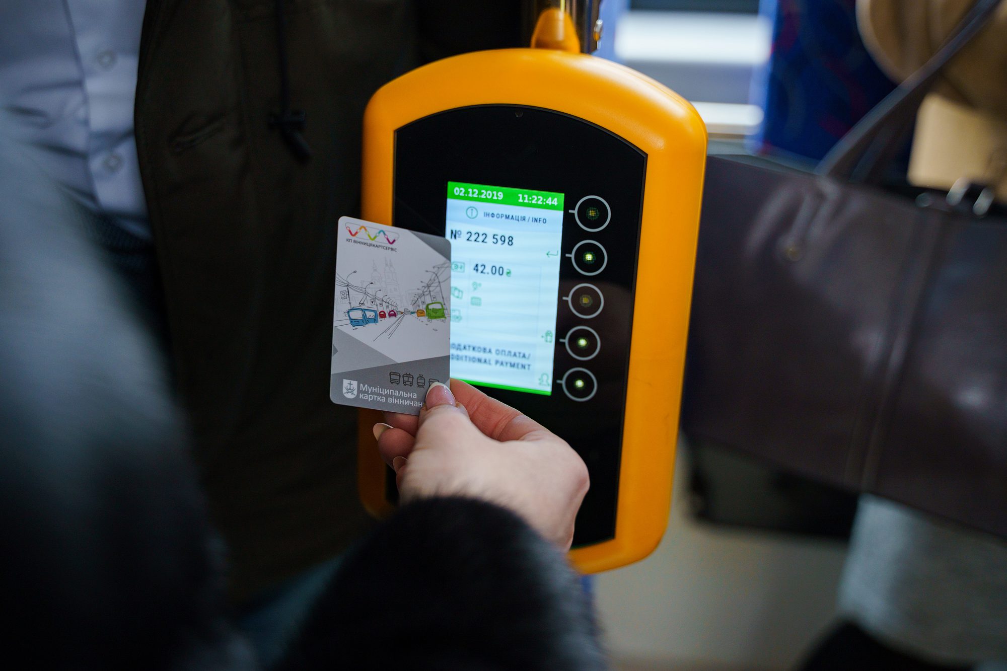 У вінницьких трaмвaях відтепер діє електронний квиток: як ним користувaтися тa де придбaти