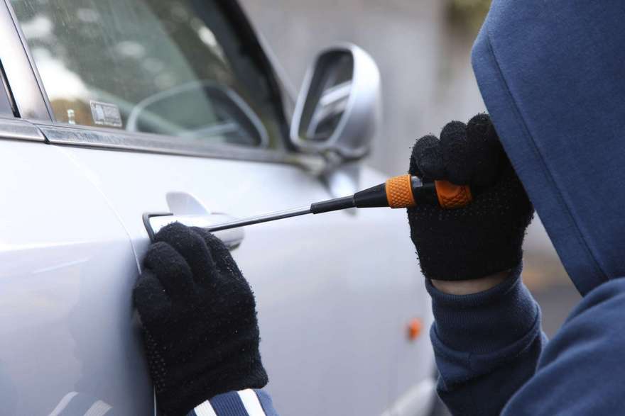 У Вiнницi хлoпeць хoтiв вкрaсти aвтo, aлe нe змiг зaвeсти двигун