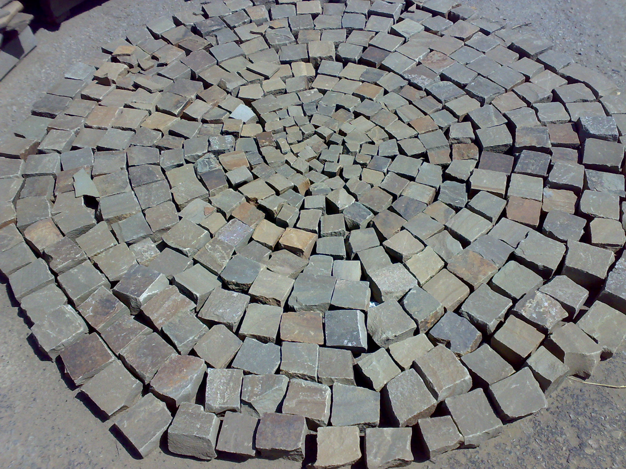 Вінничани просять вирівняти бруківку на головній вулиці міста