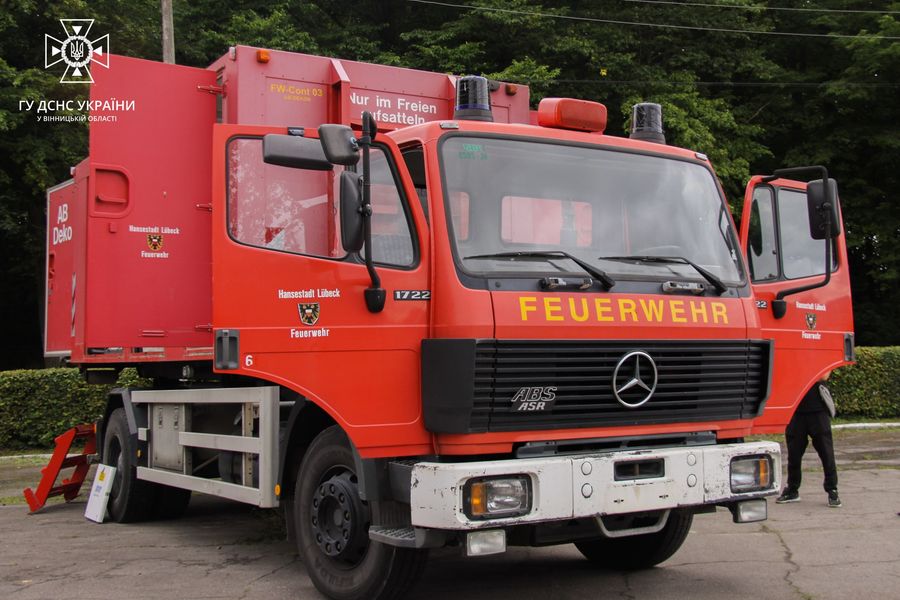 Новий автомобіль для деконтамінації: Вінницькі рятувальники отримали спецтехніку від громадської грганізації