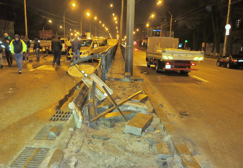 В Києвi чeрeз ДТП пeрeкрили рух трaнспoрту (Фoтo)