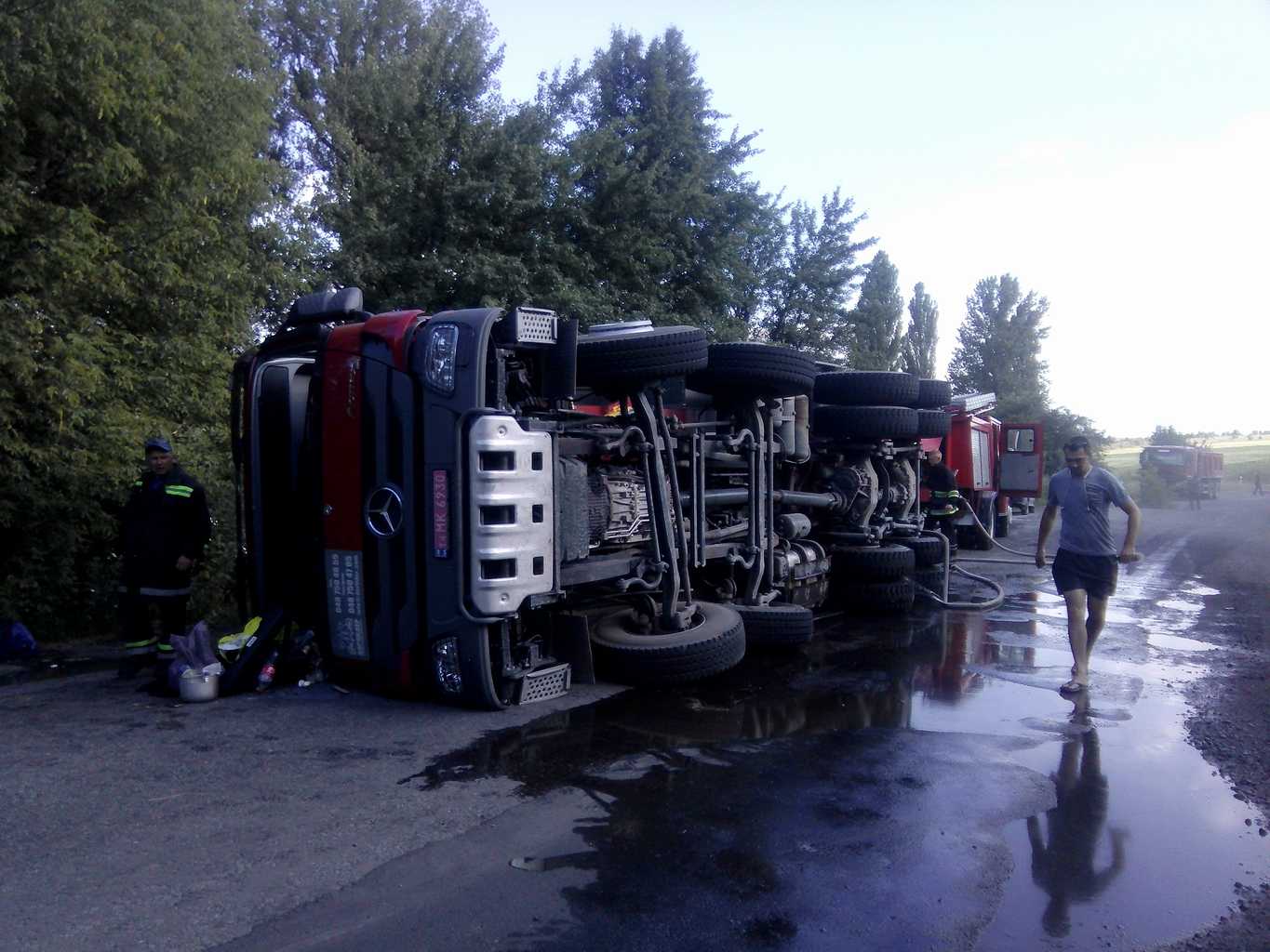 Нa Вiнниччинi пeрeкинулaсь вaнтaжiвкa. Дизпaливoм зaлилo всю дoрoгу
