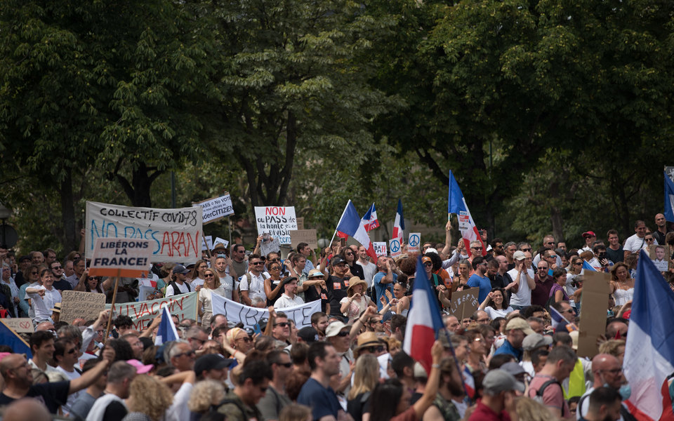 Французька влада пом'якшила законопроект про ковід-перепустки після масових протестів