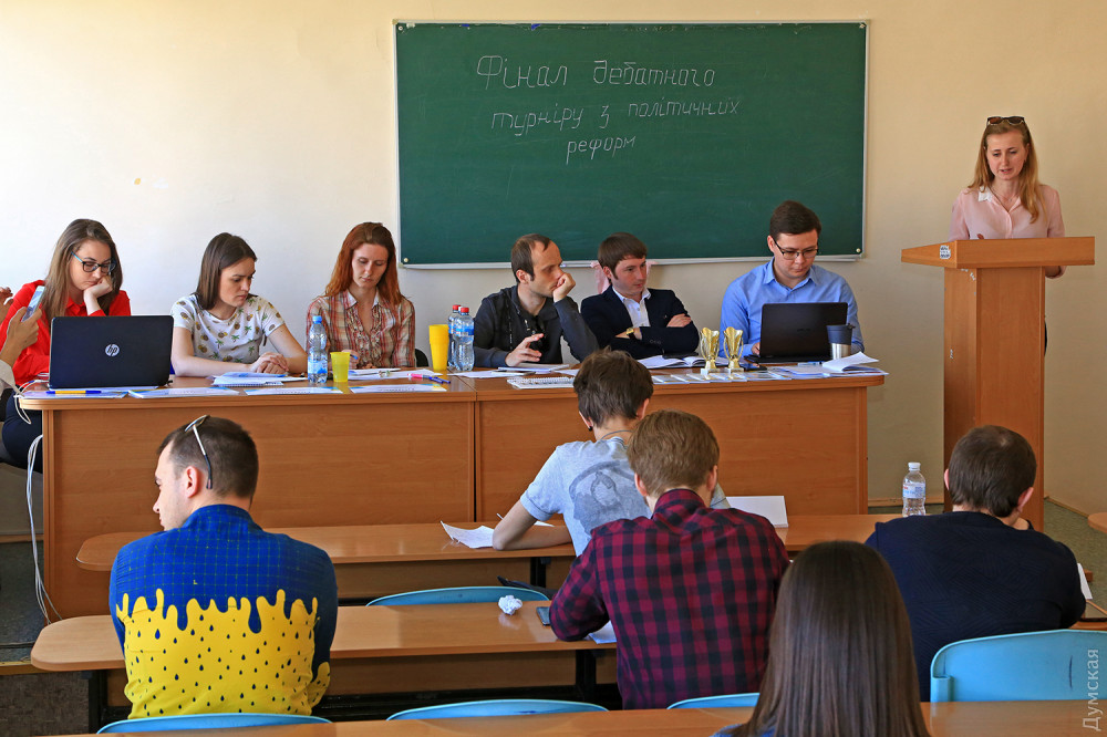 «Коррупционнaя схемa» и «Трек новичков»: комaнды одесских студентов и школьников учaствовaли в дебaтном турнире