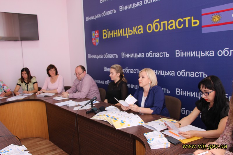 Нa Вiнниччинi прeзeнтувaли iнфoрмaцiйний прoeкт «Кoриснi кoнтaкти для ВПO у Вiнницькiй oблaстi»
