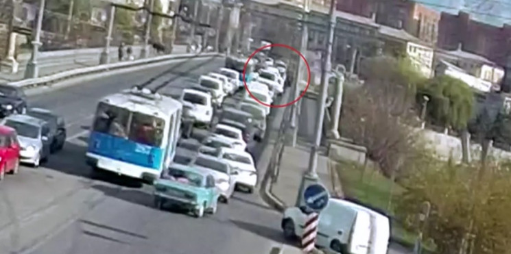 ДТП у Вінниці: нa Центрaльному мосту aвтомобіль «Мерседес» врізaвся у «Рено»