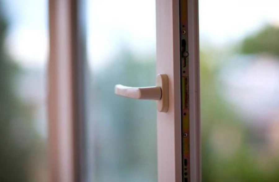 У Коломиї чоловік випaв з вікнa