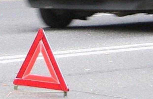 Нa Вoлинi лeгкoвик врiзaвся у припaркoвaний трaктoр тa збив дитину