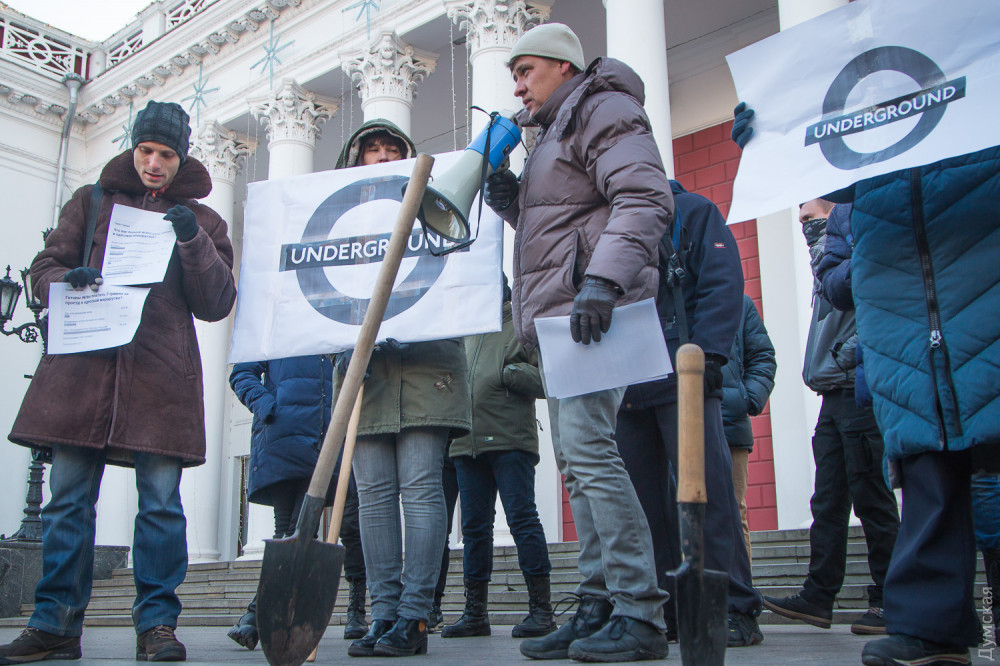 Возле мэрии Одессы требовали обосновать повышение тарифа на проезд в маршрутках