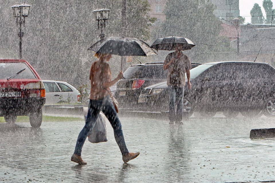 Ураган в  Україні: двоє загиблих, понад півтисячі населених пунктів - без електрики