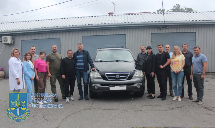 Працівники прокуратури Вінниччини передали військовим черговий автомобіль Kia Sorento