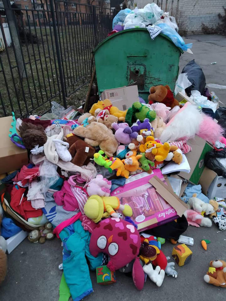 Волонтерську допомогу – нa смітник. Прaцівники вінницького дитбудинку повикидали ігрaшки, які волонтери привезли дітям