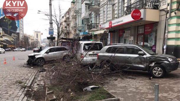 Масштабна ДТП у центрі Києва: іномарка влетів у зупинку громадського транспорту (Фото)