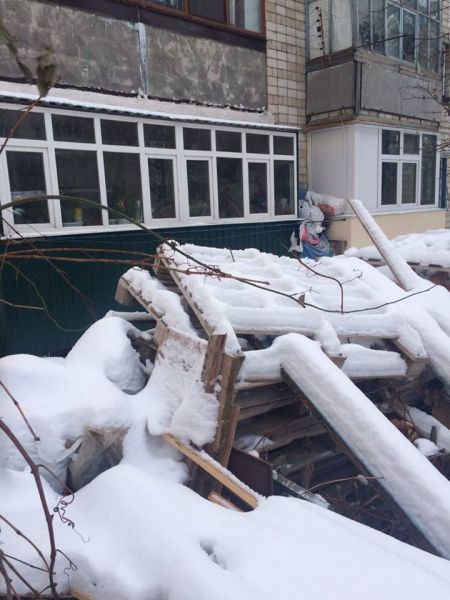 Вінничанка влаштувала звалище з прибудинкової території