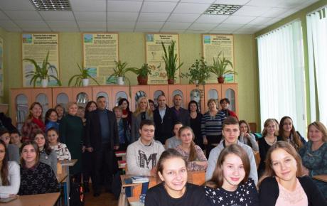 У школи Літинського району привезли мультимедійне обладнання