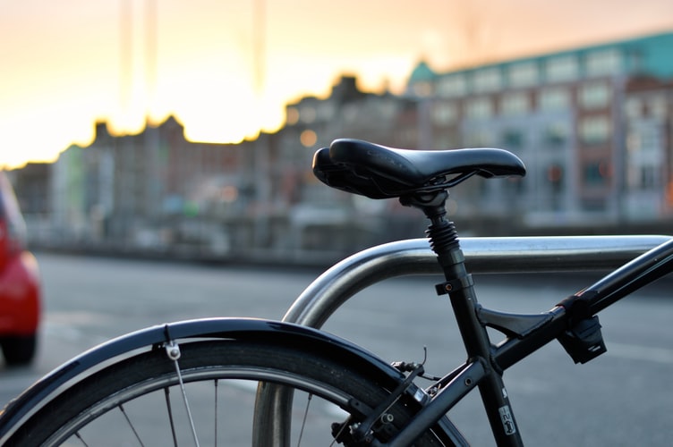 Замість велосипеда електросомокат: на вінницьких вулицях поменшало велосипедистів 