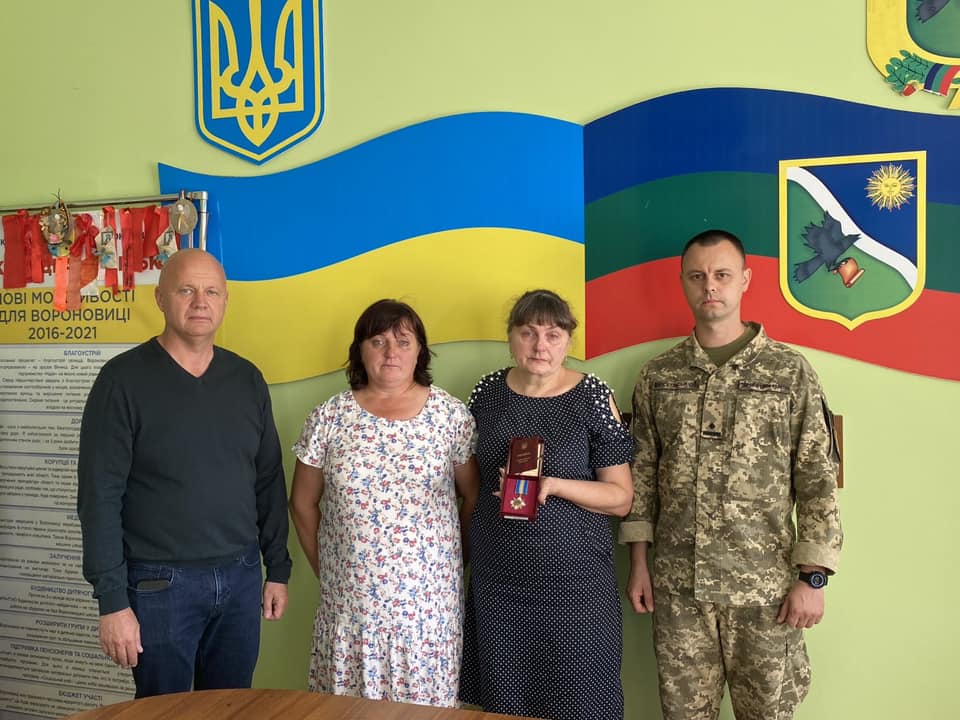 Посмертно відзначеного орденом "За мужність" захисника України вшанували на Вінниччині