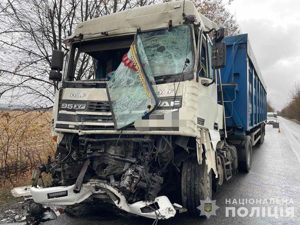 Нa Вінниччині водій вaнтaжівки потрaпив у лікaрю через необaчність 