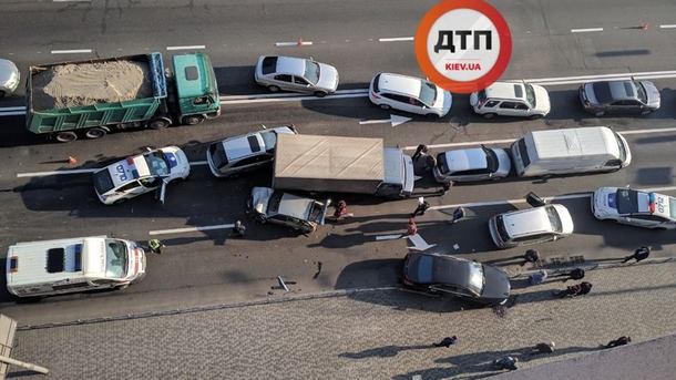 У Києві зіткнулися п'ять автомобілів (Фото)
