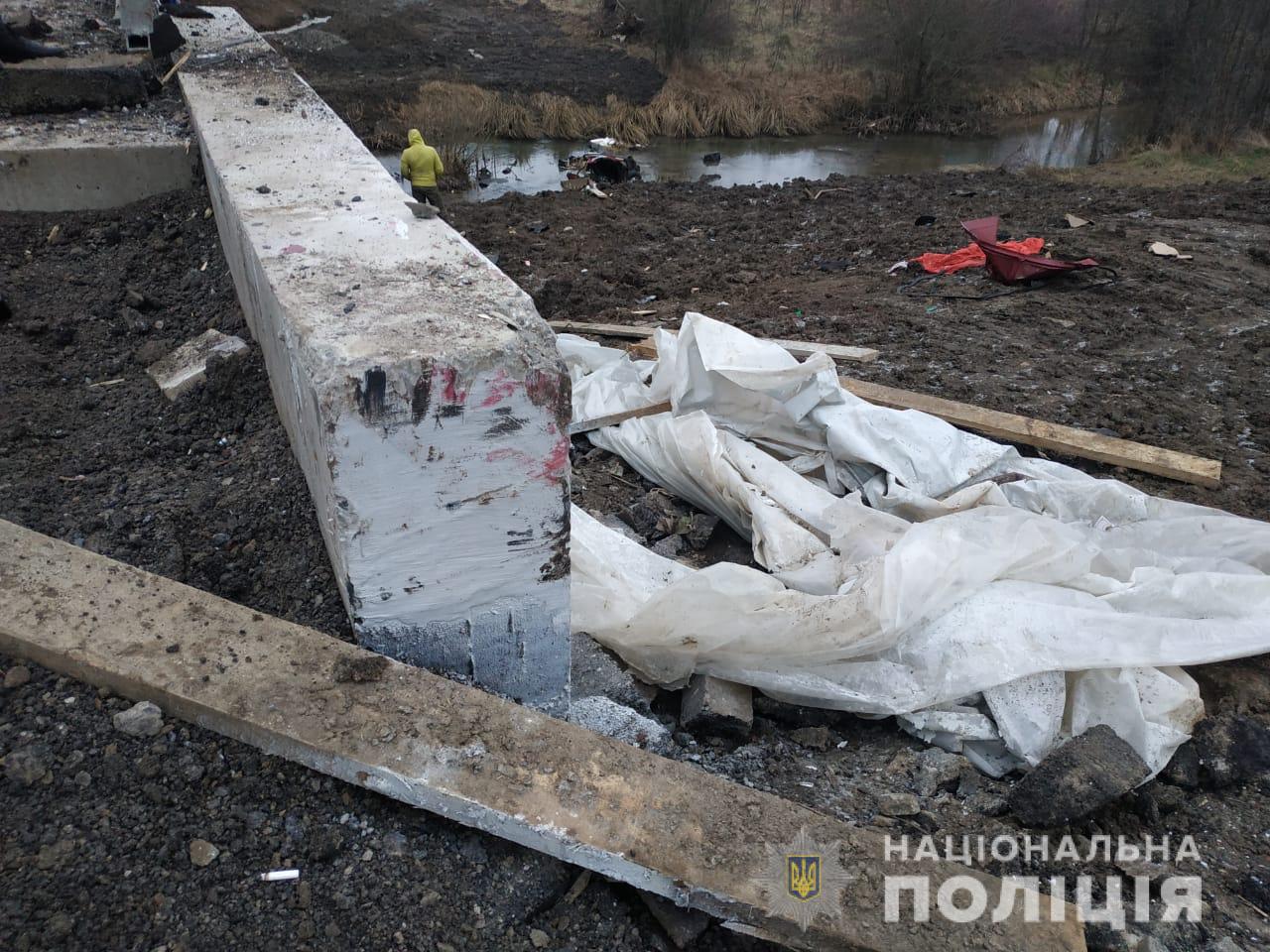 На Вінниччині водій не впорався з керуванням та втопив авто у річці (ФОТО, ВІДЕО)