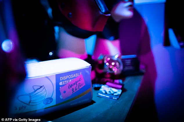 У Франції поліція припинила оргію на 100 чоловік. Їх оштрафували за відсутність масок і порушення соціальної дистанції