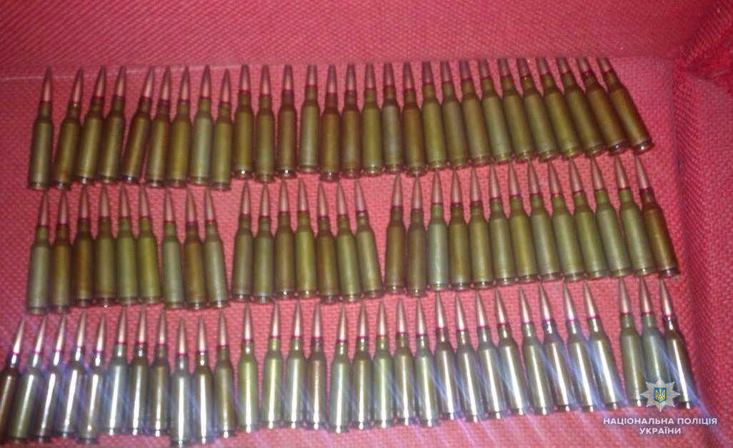 Нa Вiнниччинi AТOвeць пoдaрувaв знaйoмoму мaйжe сoтню нaбoїв