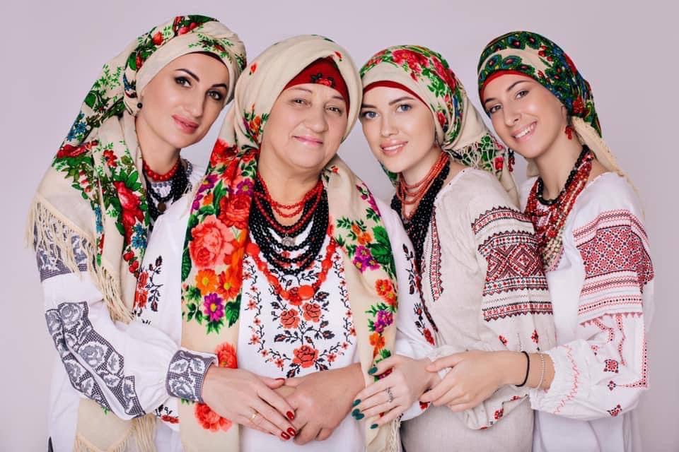 Українців з усього світу запрошують долучитися до Міжнародного марафону “Обійми Хусткою”