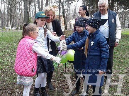 В День Сміху у Вінниці висадили "Усміхнену Алею Творчості"