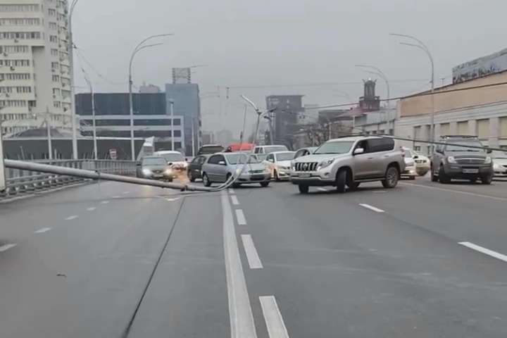 На Шулявському мосту впали стовпи освітлення: рух паралізовано (відео,фото)