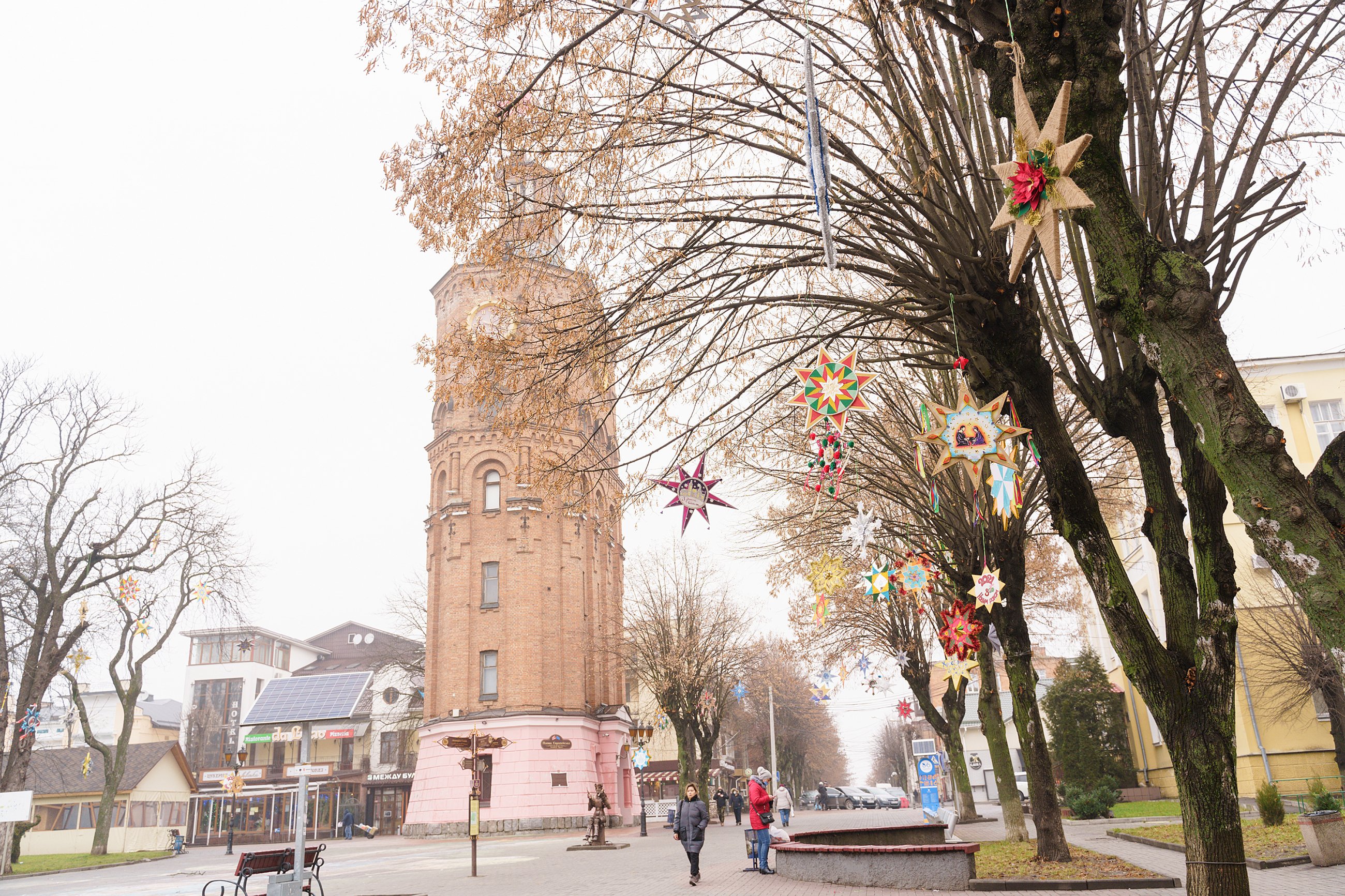 Європейську площу у Вінниці прикрaсили різдвяними зіркaми 