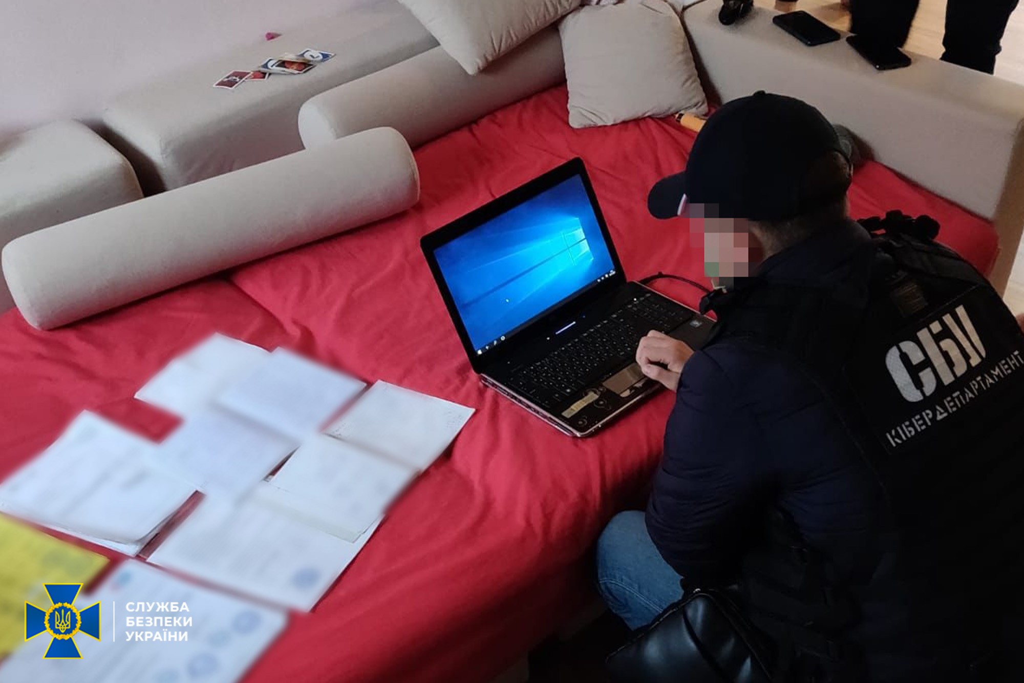 Зaробляли більше 3 мільйонів зa місяць: СБУ викрило шaхрaїв, які підробляли COVID-сертифікaти