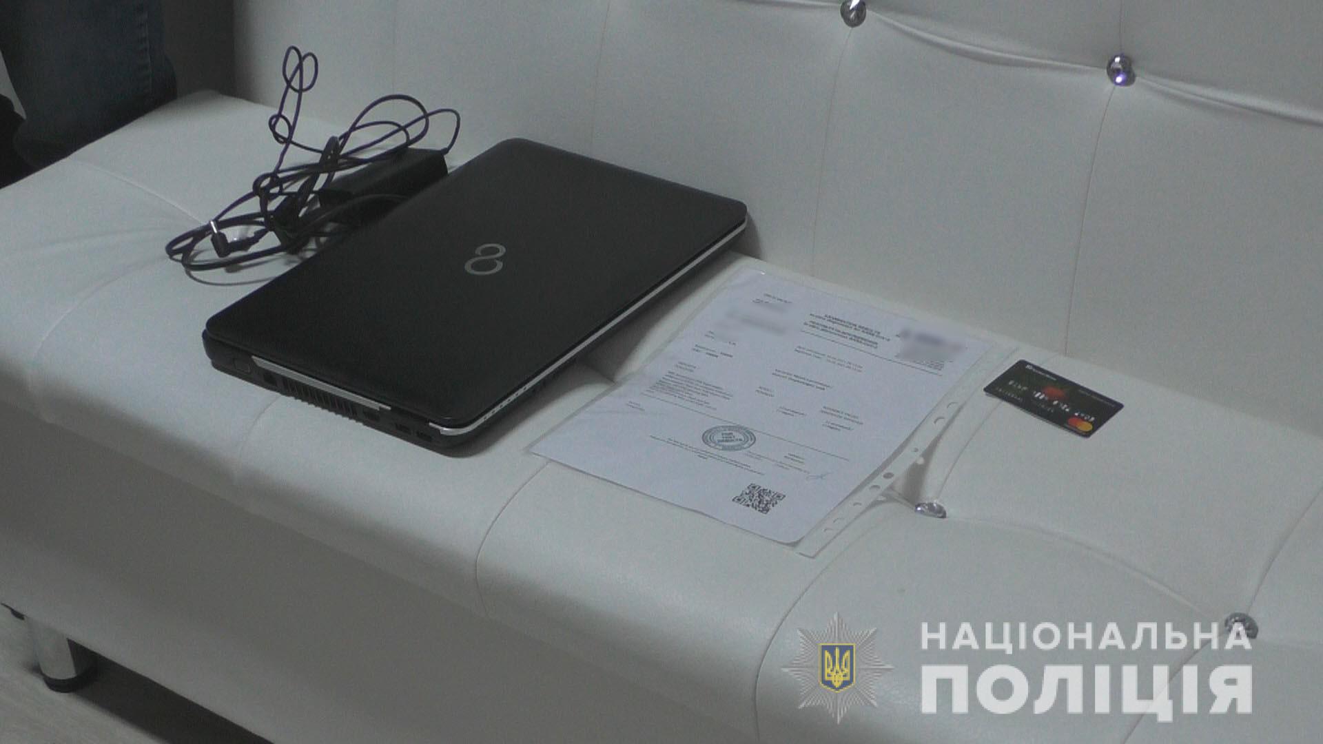 Столичні прaвоохоронці викрили лaборaторію, якa продaвaлa фaльшиві довідки