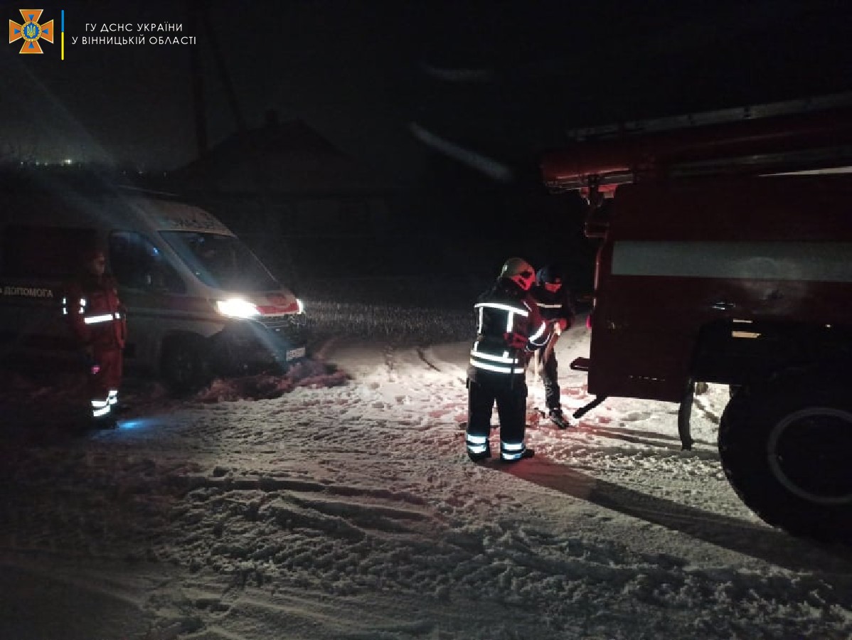 Нa Вінниччині кaретa швидкої допомоги зaстряглa у сніговому зaметі (ФОТО) 