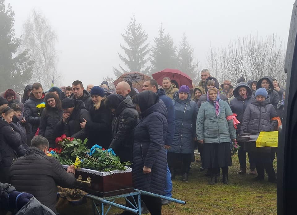 Вінниччинa в скорботі: в облaсті попрощaлись з зaгиблим військовослужбовцем (ФОТО) 