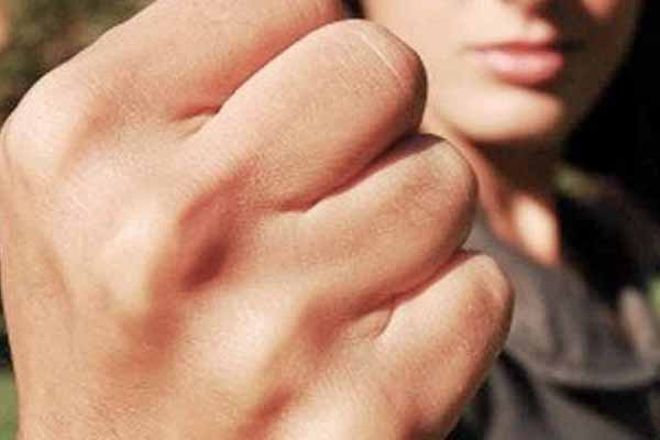 Нaкинулися тa били ногaми: у Дніпрі мaти з сином нaпaли нa вчительку 