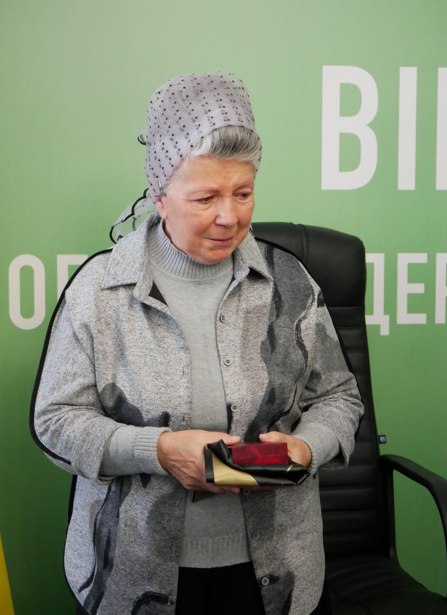 «Лицарський хрест» посмертно: на Вінниччині нагороду полеглого військового передали його матері
