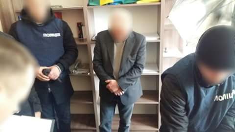 На Закарпатті затримали чиновника, який за хабарі допомагав у виготовленні біометричних паспортів "без черги"