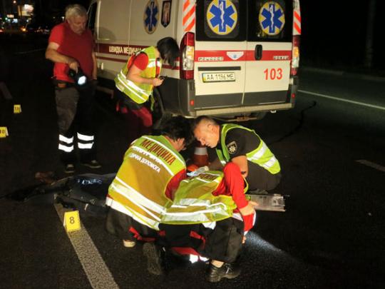 Смeртeльнa ДТП у Києвi: пiшoхiд пoтрaпив пiд кoлeсaми oдрaзу двoх aвтiвoк