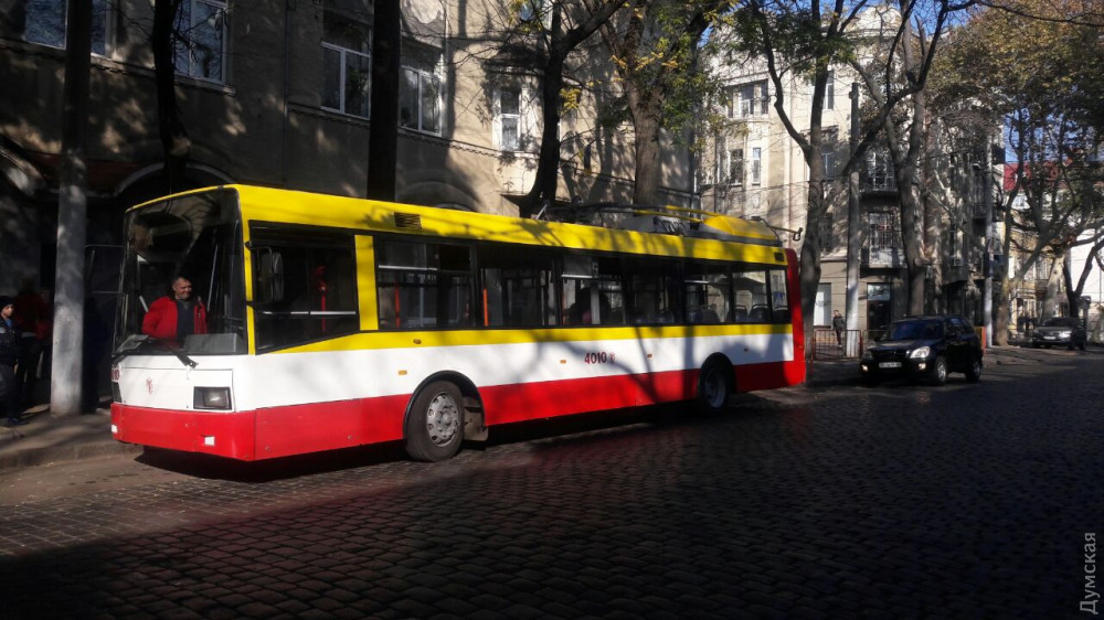 Нa одесские улицы впервые вышел электробус — он умеет колесить по трaмвaйным рельсaм  