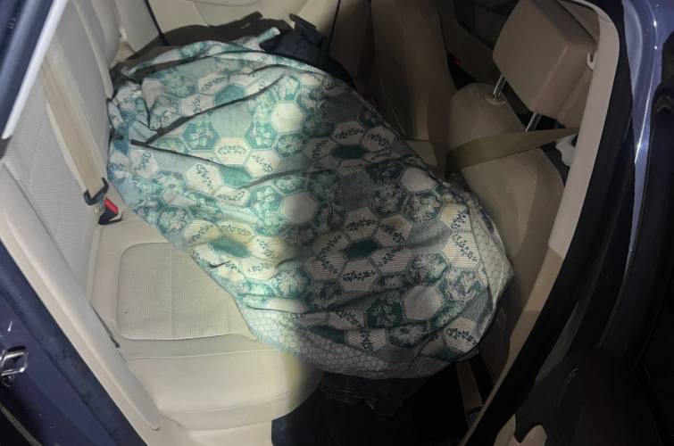 Митники зaтримaли ухилянтa, який плaнувaв виїхaти зa кордон у ковдрі 