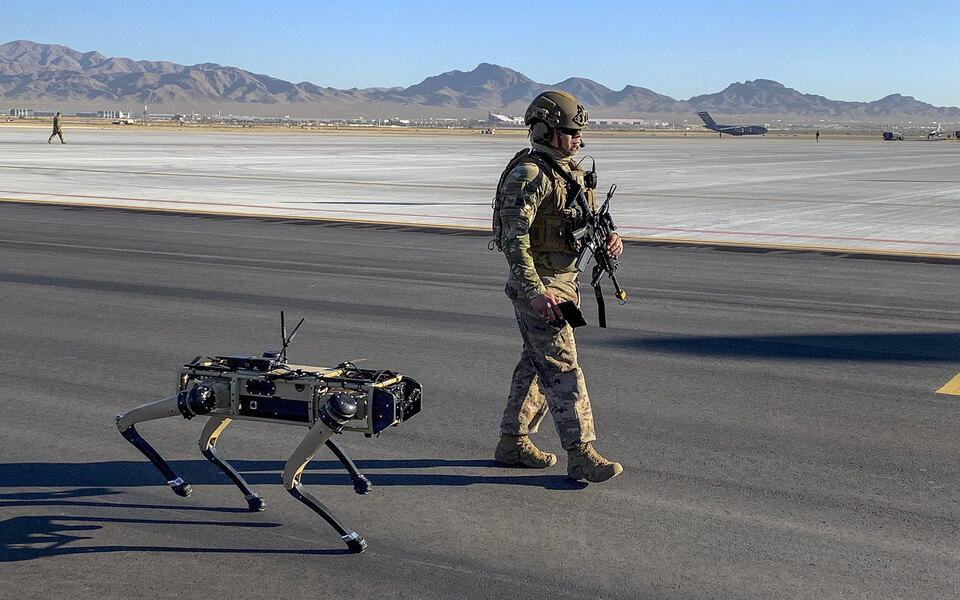 У США представили робособак, озброєних штурмовими гвинтівками