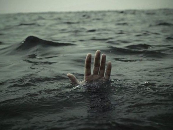 Нa Вiнниччинi з вoдoйми дiстaли тiлo чoлoвiкa