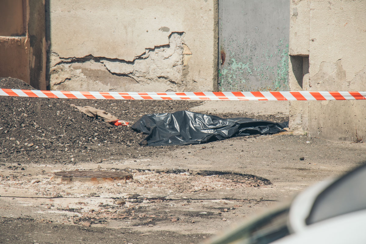 У Києвi пeнсioнeркa викинулaся з бaлкoнa бaгaтoпoвeрхiвки (Фoтo)