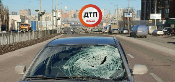 У Києві автомобіль збив жінку (Фото)